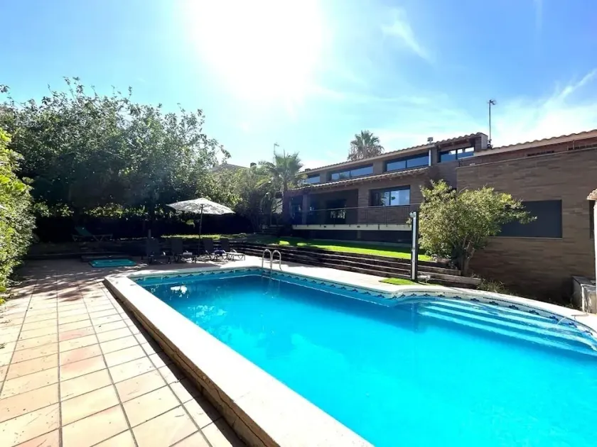 Villa with pool, parking and wifi next to Roc de Sant Gaieta with sea views. - Image 1