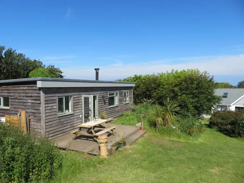 cosy cabin, sleeps 6 close to coast path, pubs and beaches - Image 1
