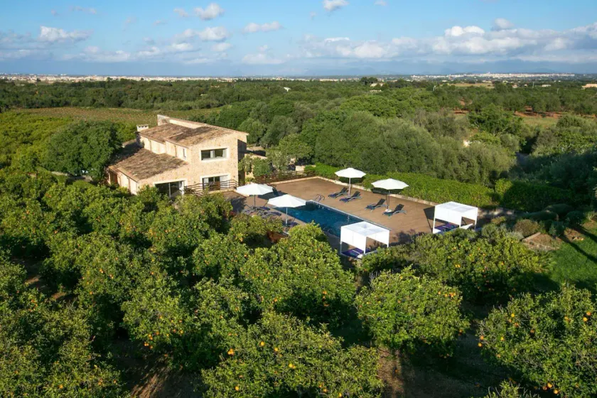 Stunning Converted Farmhouse, A/C, Private Pool, Extensive Grounds & Idyllic Location in Buger! - Image 1