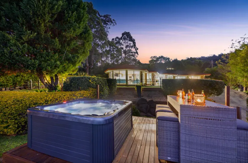 Ocean views, hot tub, sleeps 12, BBQ & Ping Pong table - Image 1
