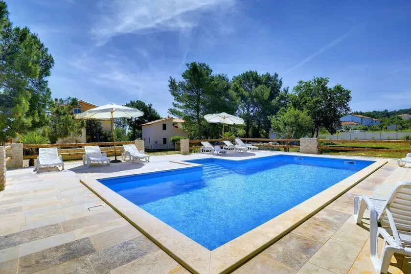 Ferienwohnung nur 500 Meter bis zum Kieselstrand mit großem Pool , Schlafzimmer, Bad, Küche, Klima, WLAN - Image 1