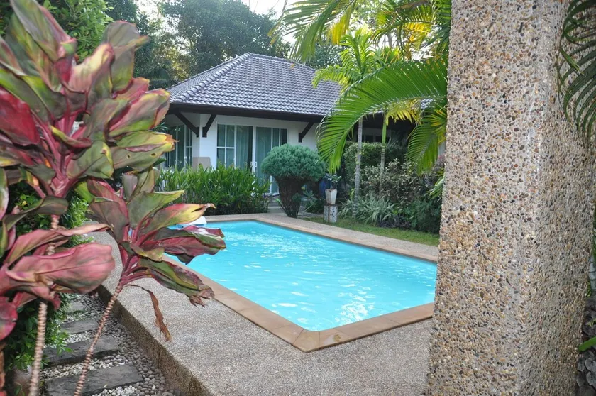 House with swimming pool - Image 1