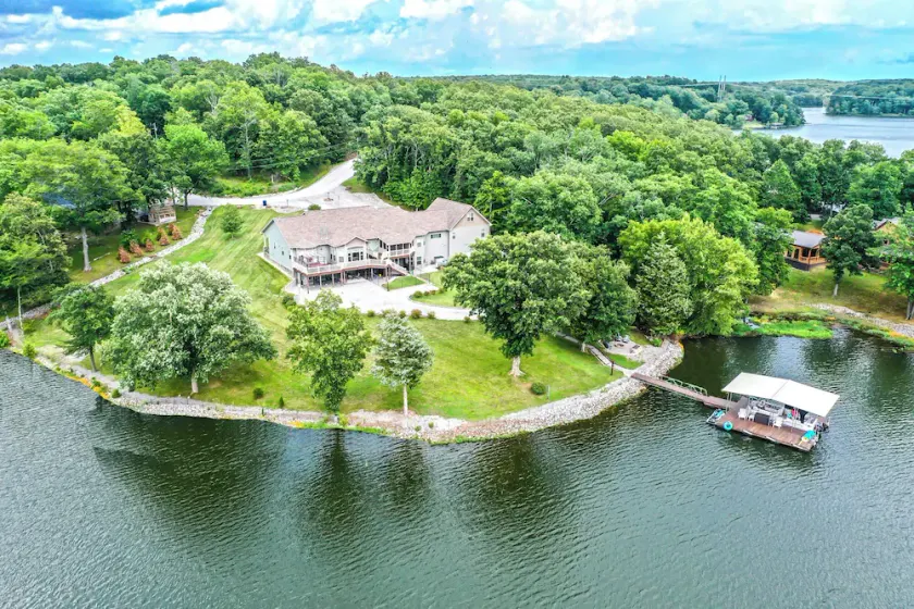 Estate Home on at Lake of Egypt Sleeps 16 MAX - Image 1