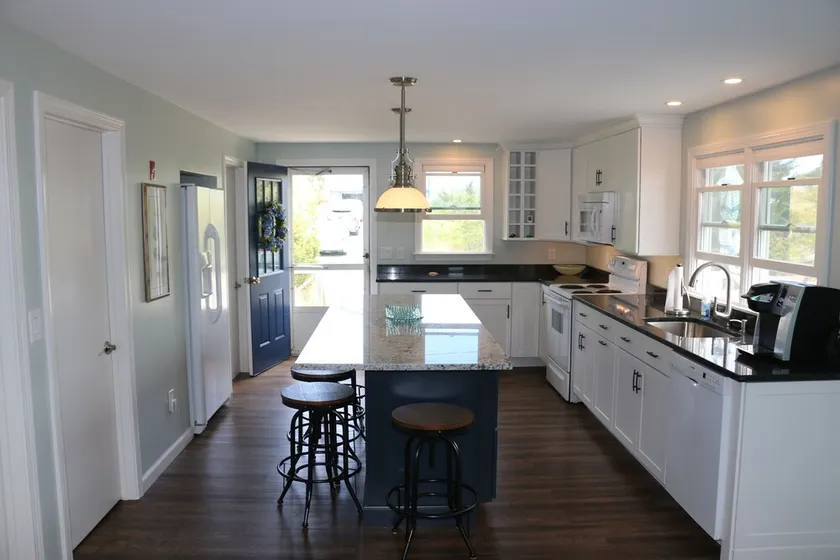 Nyrenoveret Sagamore Beach Cottage.  En 2 minutters gang til den private strand. - Image 1