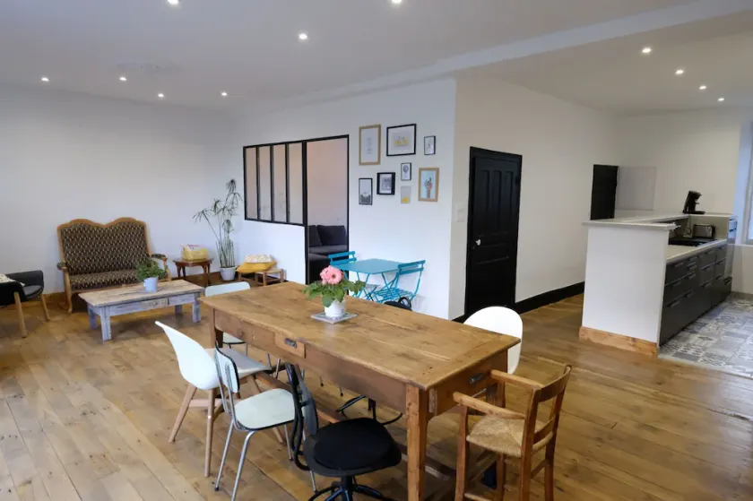 Gîte Meublé \"La Maison d'à Côté\" Avec Piscine sur Terrain de 2500m² - Image 1