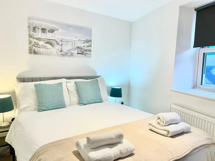 Modern and Stylish 2 Bedroom Apartment FREE PARKING - Image 1