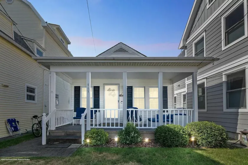 Great Beach Bungalow, steps from the ocean!! Free Wifi & Beach Tags!! - Image 1
