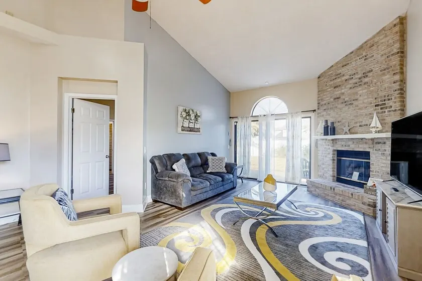 Spacious and quiet home with private patio & enclosed yard - Image 1