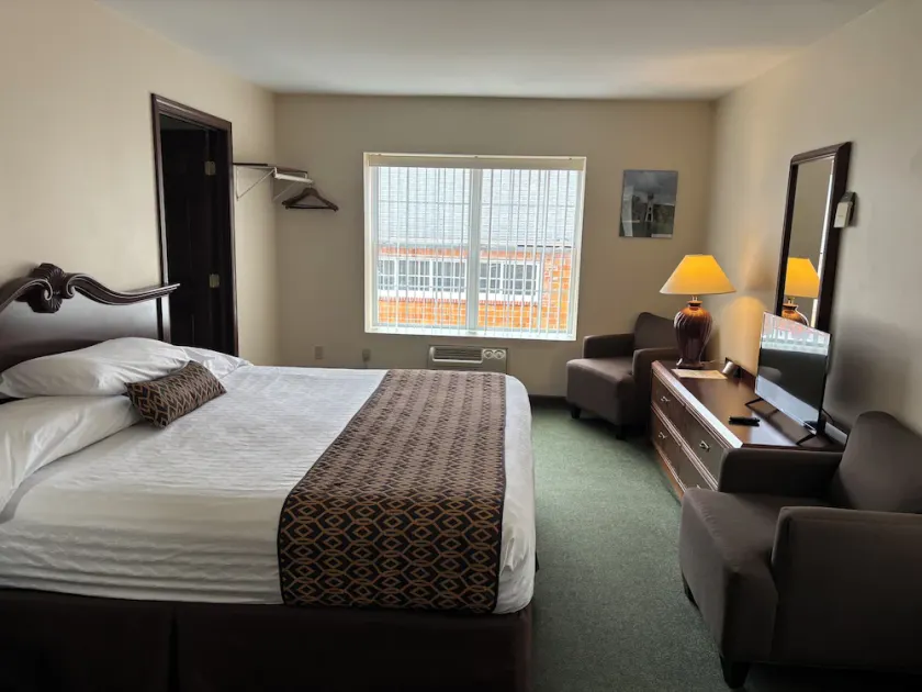 **Hotel Pratt in the heart of Cooperstown New York** KING BED - Image 1