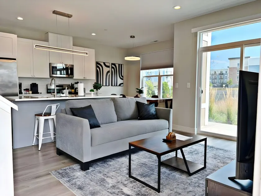Modern 4BR with Parking - WV rep 4 - Image 1