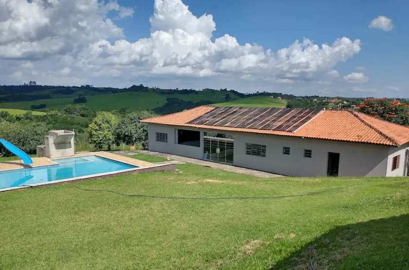 Huge farm with pool, game room and lots of green. - Image 1