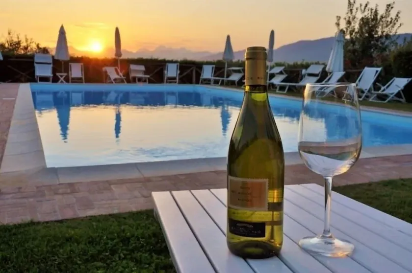Stuga \"Merlot\" med pool i bostad omgiven av landsbygd. - Image 1