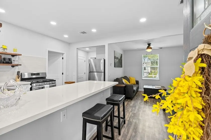 Fully renovated historic train depot bungalow in old town League City! Bright, stylish 1BR/1BA home. - Image 1