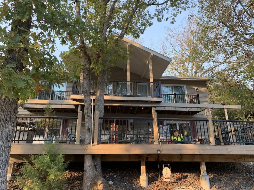 House - On quiet cove at the LAKE- Sleeps 10 - 5 BR/5BA - Image 1