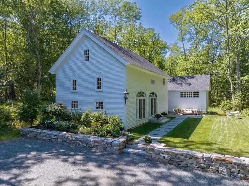 1832 Carriage House, meticulously remodeled,  in the center of Blue Hill - Image 1