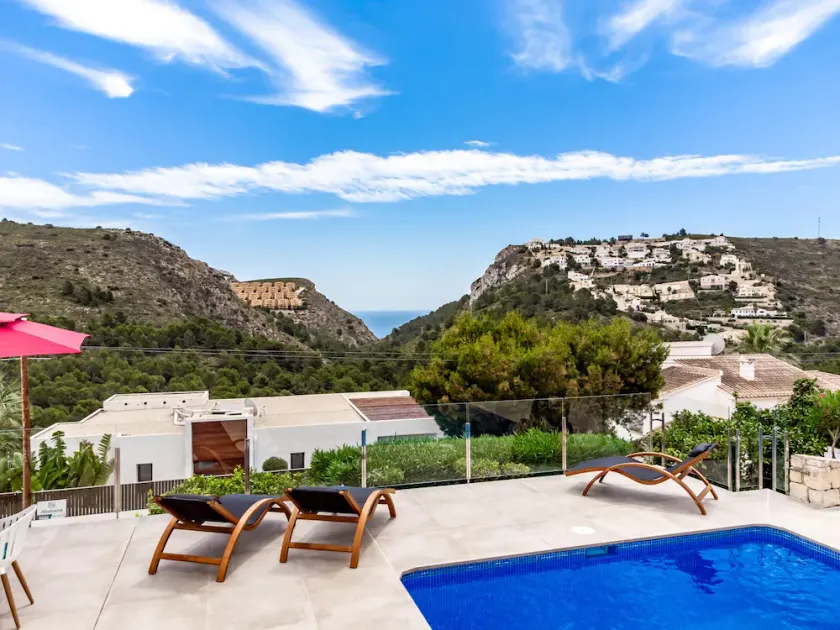 Komfortabel villa med privat pool, boblebad og havudsigt - Image 1
