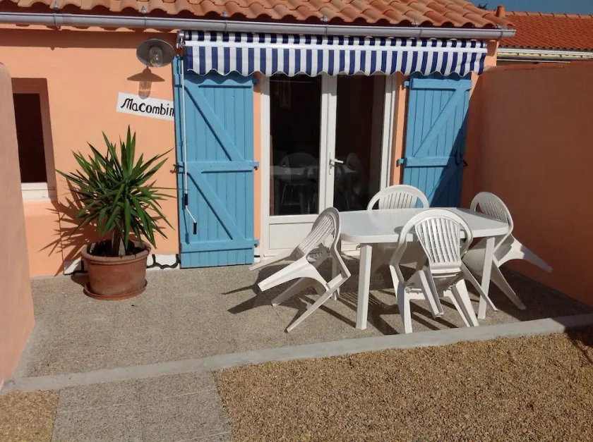 Lovely renovated house ideally located close to shops and beach. - Image 1