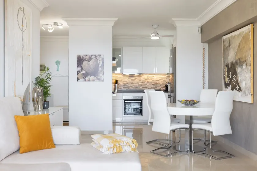 Luxury 1-Bedroom Apartment, quiet location with Pool, WIFI, Garage - Image 1