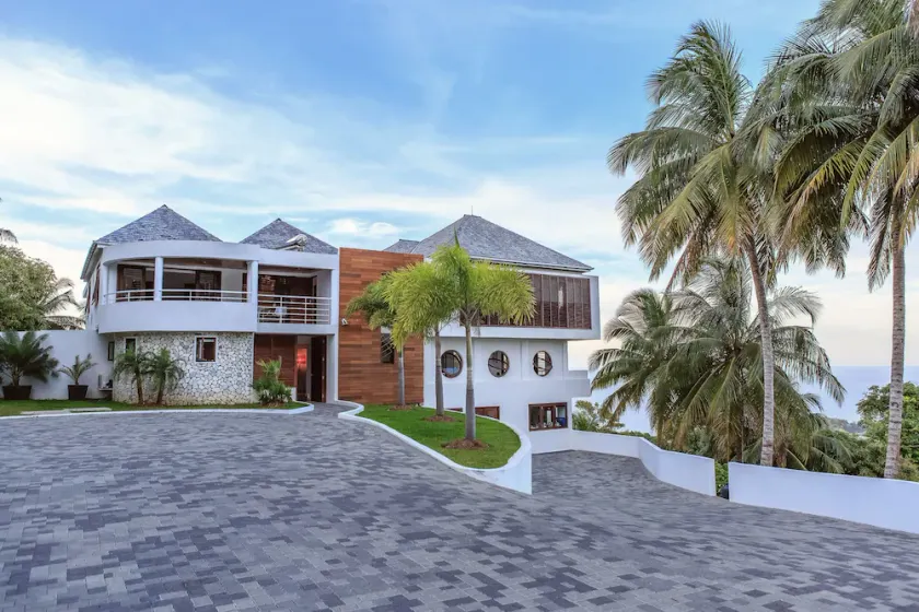Luxe Modern Six-bedroom Cocosan Villa, Access to Geejam Hotel - Image 1