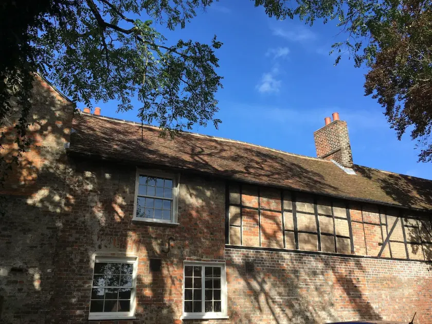 Spacious Grade 2 Listed home - central Marlborough - free parking - Image 1