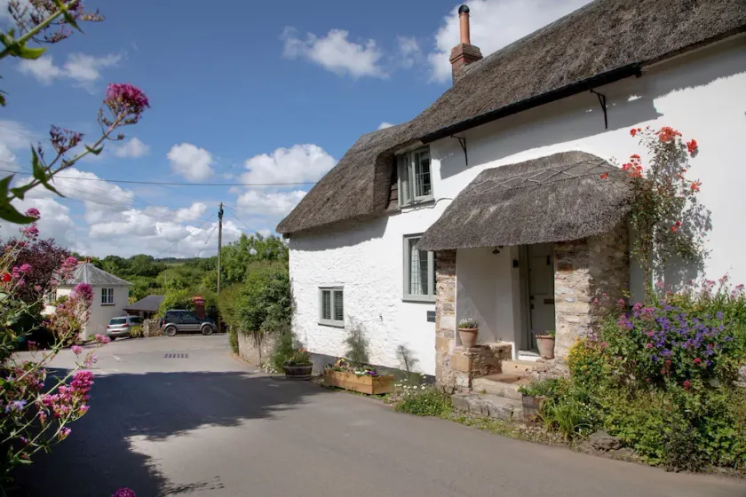 A stunning, one bedroomed, beamed thatched cottage in the village of Stockland. - Image 1