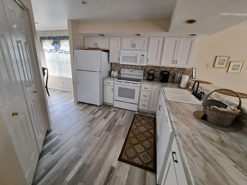 Clean condo, full stocked kitchen with screened in porch! - Image 1