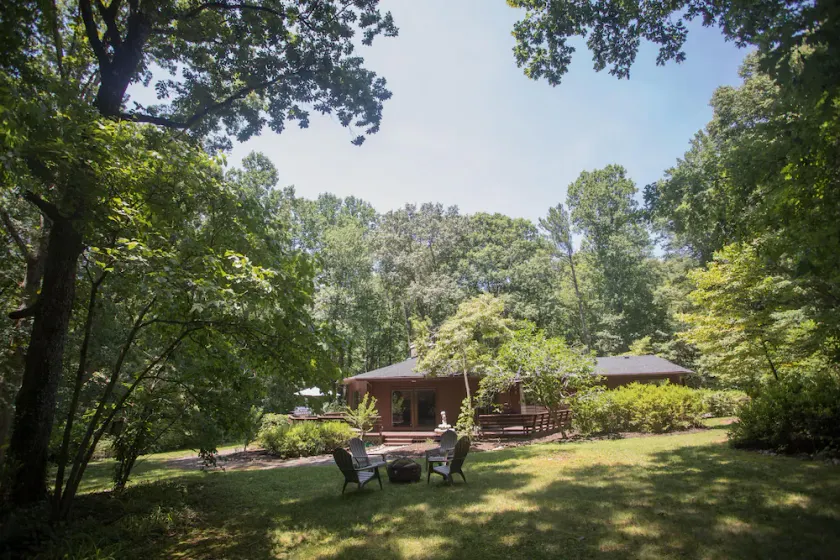 Goochland Getaway, cedar hexagon cabin in woods - Image 1