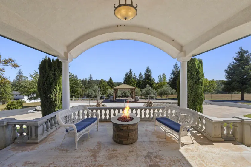 80acre MountainRetreat w/POOL/SPA byYosemite 14ppl - Image 1