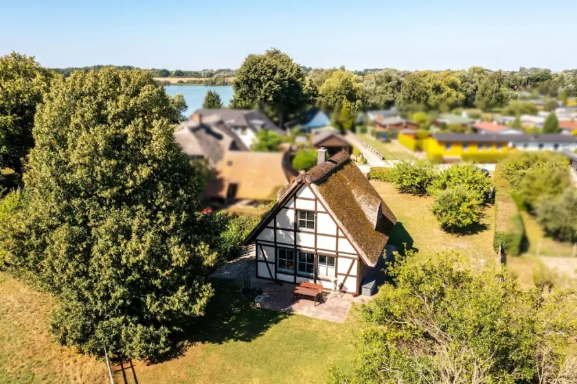 Gemütliches Reetdachhaus – 2min zum Röggeliner See - Image 1