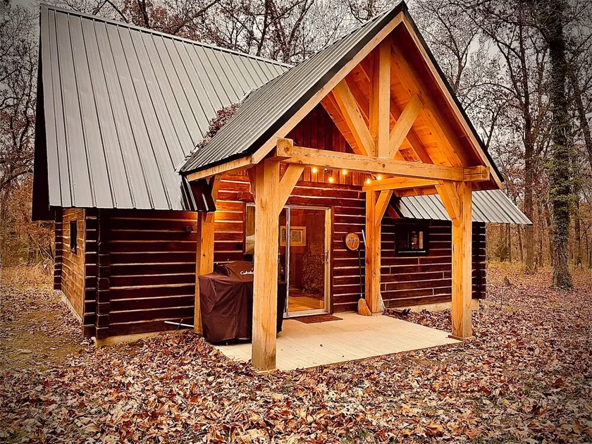 Tranquil Log Cabin adjacent to Mark Twain National Forest + minutes to the river - Image 1