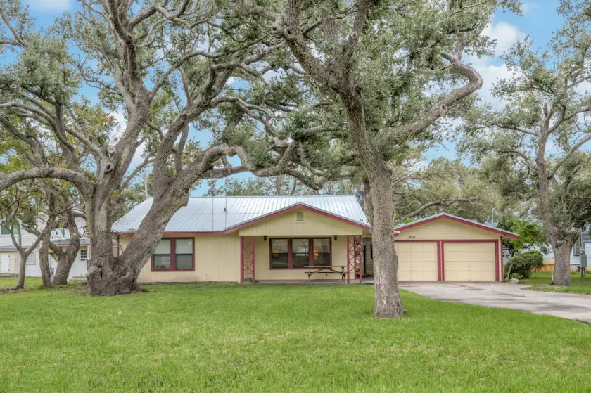 Ranch Style House 1/2 Block from Fulton Park & Fishing Pier on Aransas Bay. - Image 1