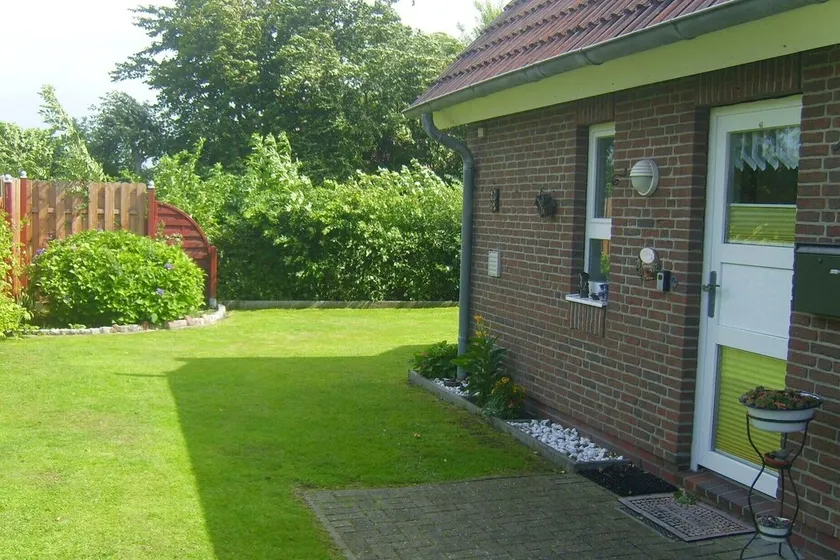Ferienhaus 'Haus Deichbrise' mit privater Terrasse, privatem Garten und WLAN - Image 1