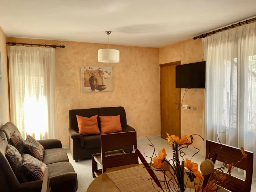 Chalé com lareira e terraço, rodeado por montanhas e rios - Image 1