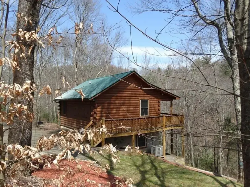 Comfy WATERFRONT escape awaits at Bear Creek Cabin near BR Parkway & I-77 - Image 1