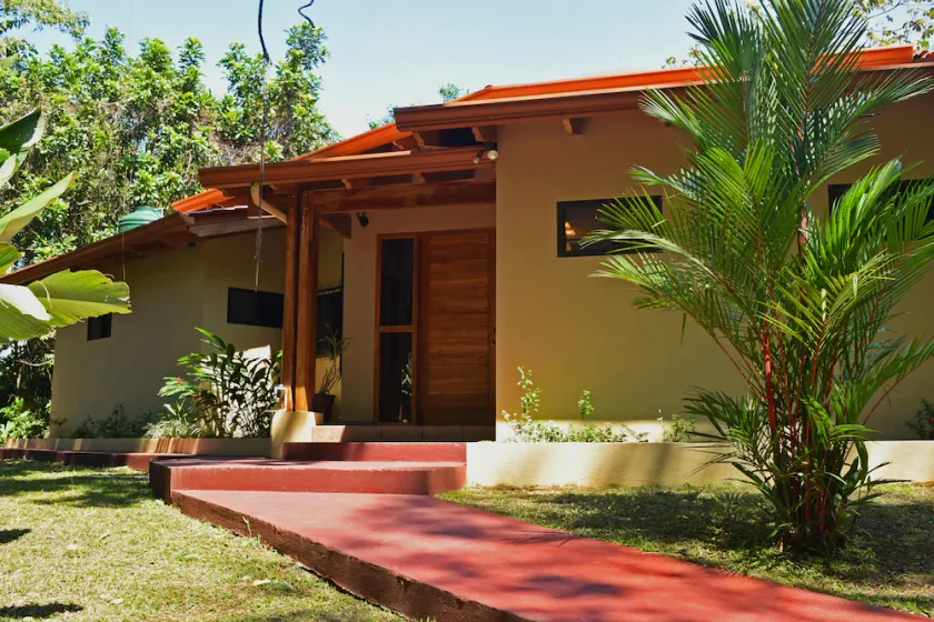 Spacious family friendly home centrally located in the heart of Manuel Antonio - Image 1