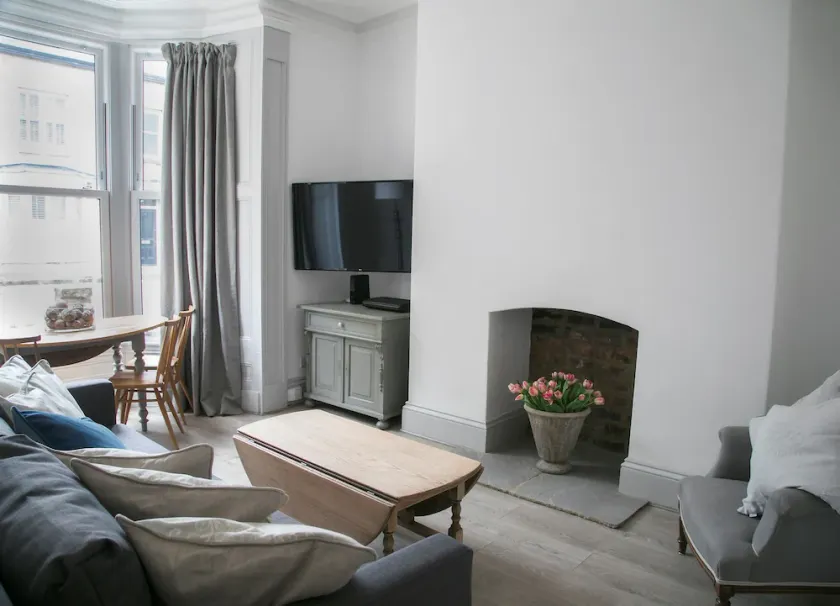 Deluxe 2 bedroom apartment - Image 1
