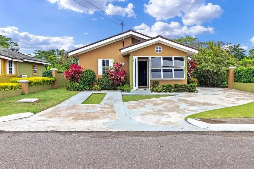 3 Bedroom Cozy House in Drax Hall - Image 1