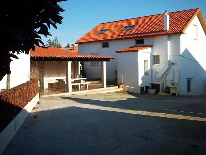 CASA COM QUARTO FECHADO, HUERTA, JARDIM, 4 QUARTOS A 600 METROS DA PRAIA - Image 1