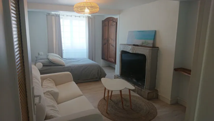 Newly renovated studio in the heart of town, separate kitchen - Image 1