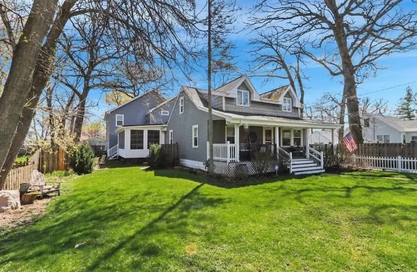 Large Lakehouse with hot tub. walk to public beach in Twin Lakes WI - Image 1