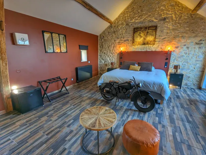 Chambre Industrielle Avec Jacuzzi Privatif Sous les Poutres - Image 1