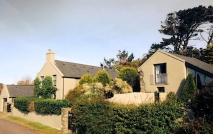 Sheep's Head farmhouse and barn overlooking Dunmanus Bay - Image 1