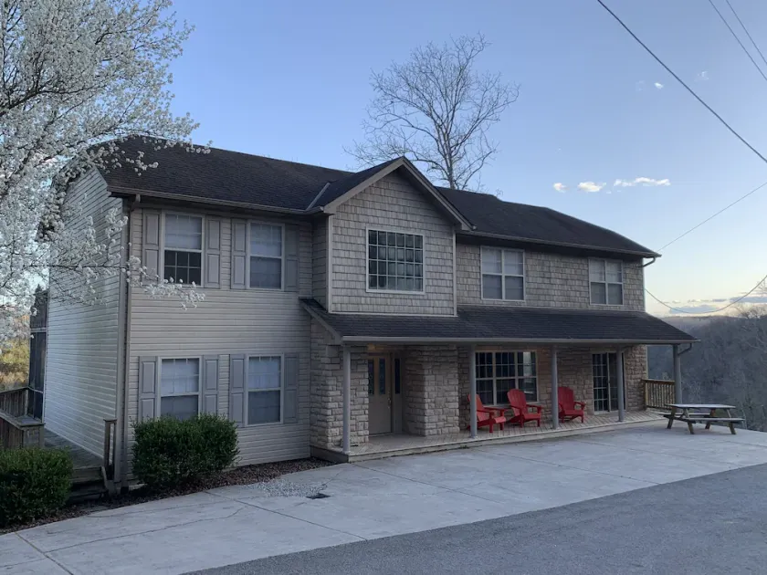 Amazing 5BR House with Lake & Mountain Views in Gated Resort - Image 1
