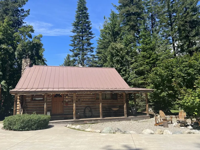 Relaxing log cabin retreat!Private hot tub, Fido Friendly,WI-FI,Snomobile access - Image 1