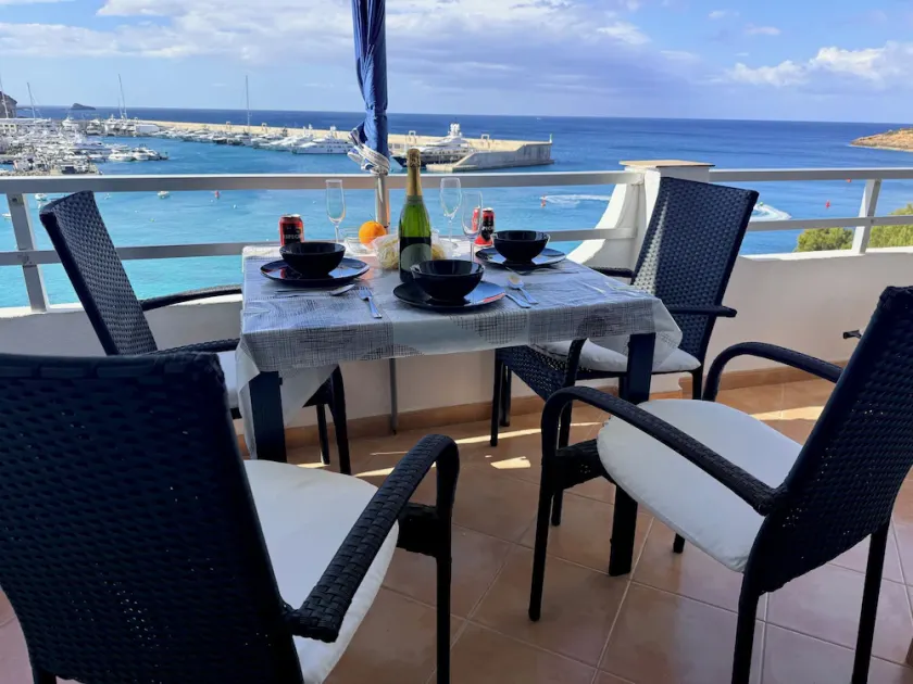 Superb Front Line Apartment  with fantastic sea views - Image 1
