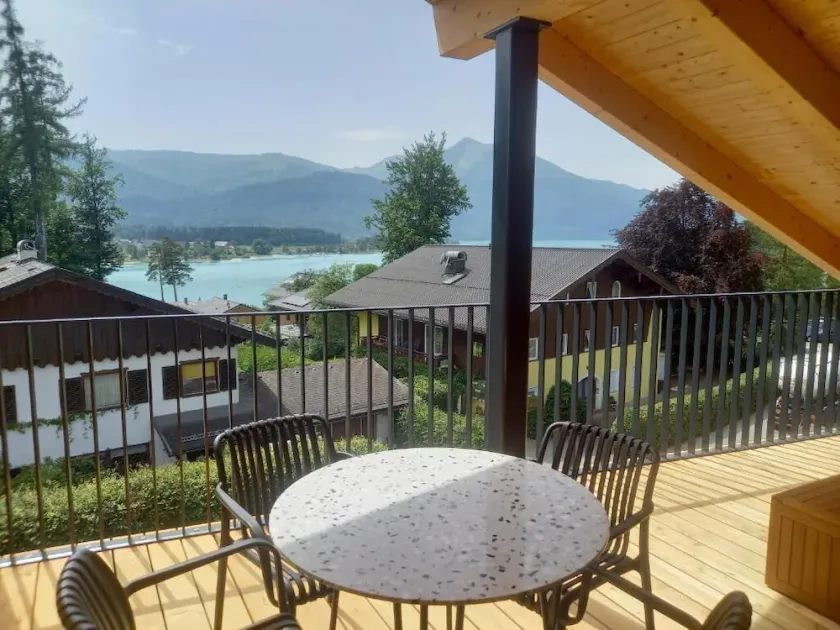 Deluxe One-Bedroom Apartment with Lake View - Image 1