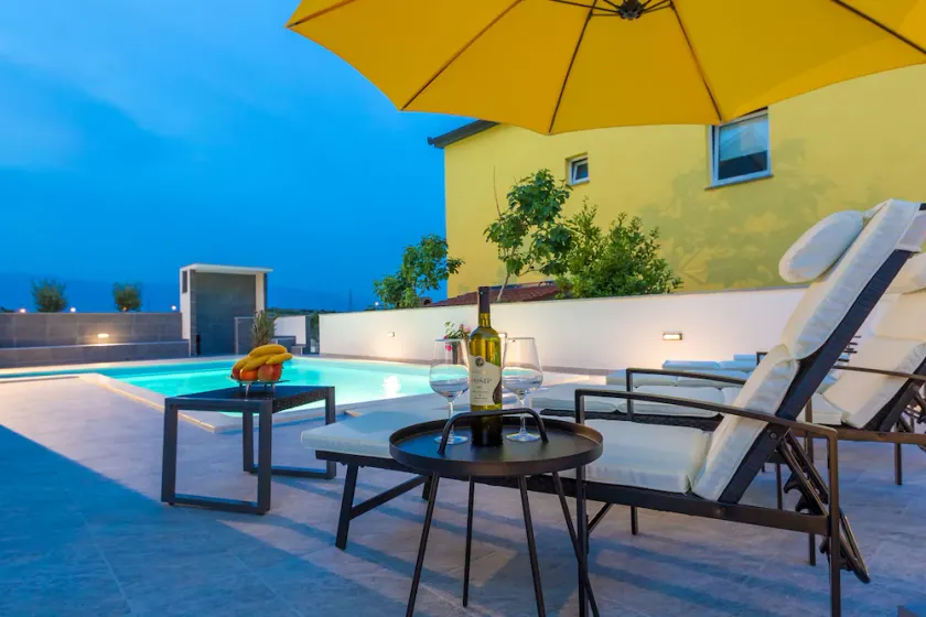 Charming Apartments for 13 with Pool - Image 1
