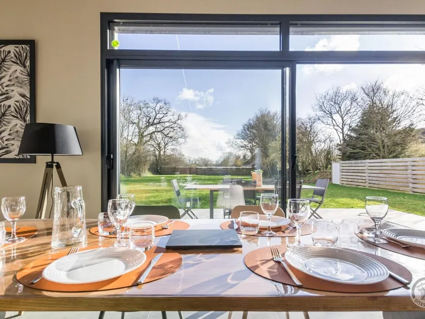 Sunny Modern Home with Large Terrace, Near Greenway and Village Shops - Image 1