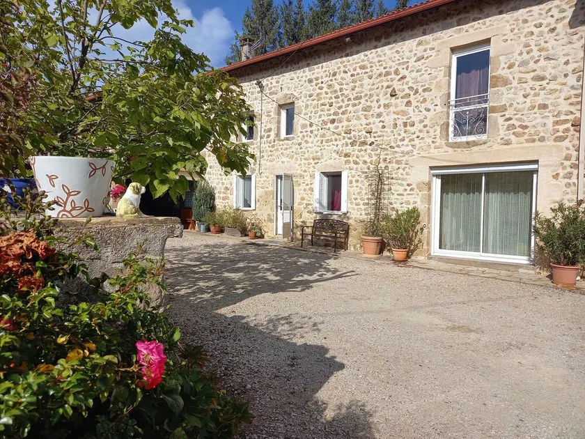 Gîte de charme en Auvergne, cour fermée, jardins privés, BBQ, babyfoot, proche St Jacques de Compostelle - Image 1