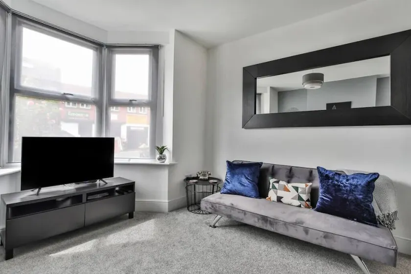 Refurbished Plush Property Great Transport Links - Image 1